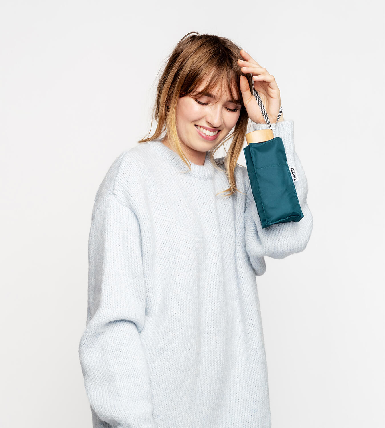 Parapluie-bleu-mineral-ferme-dans-la-main