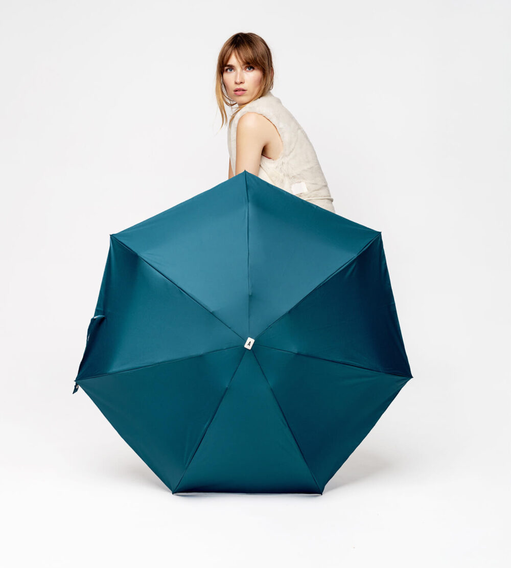 Parapluie-bleu-mineral-ouvert-femme-devant-femme-1000x1111