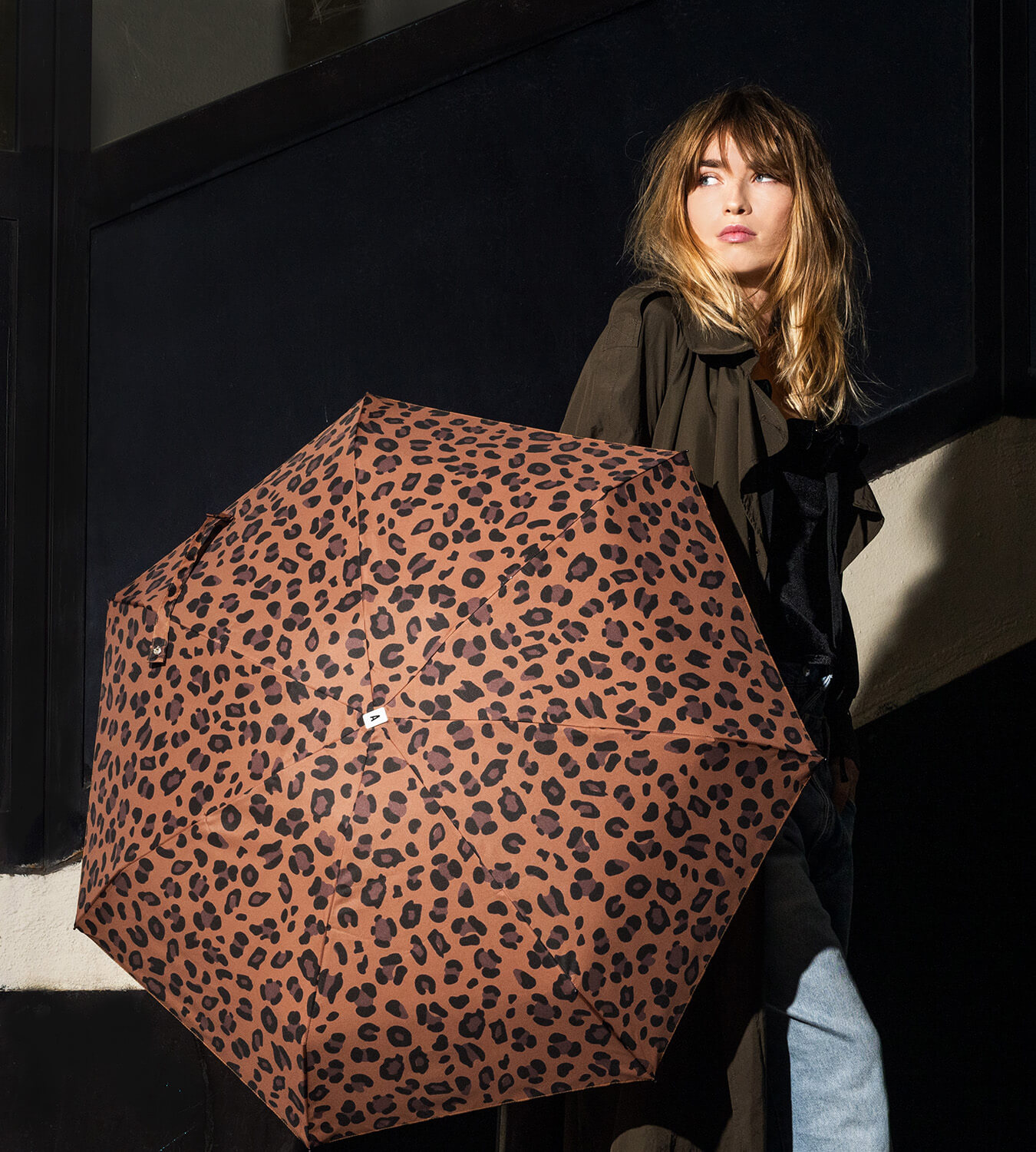 Parapluie-leopard-ouvert-femme-debout