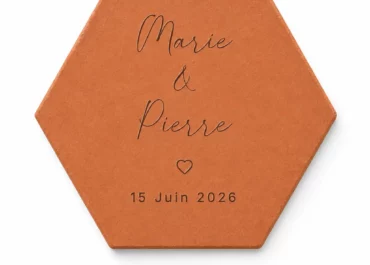 Tomette hexagonale en terre cuite gravée des prénoms Marie et Pierre, d’un petit cœur et de la date du mariage